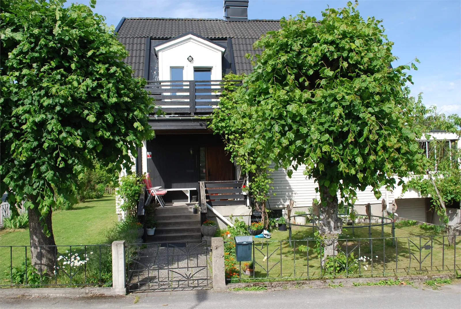 Villa, Per-Eriksgatan 8, Örebro. Bild 1 av 5