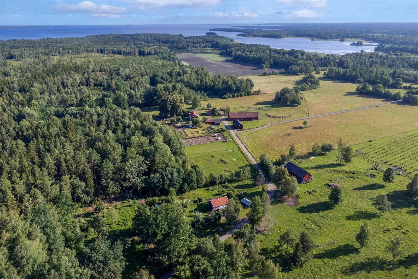 Gård, Sundsmarken Håbergsledet 1, Mariestad. Bild 1 av 5