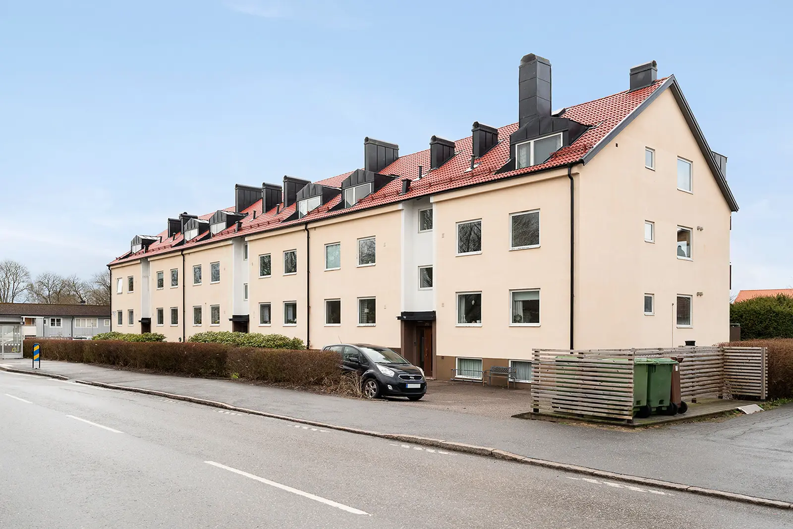 Lägenhet, Förläggarevägen 25 C, Mark. Bild 1 av 5