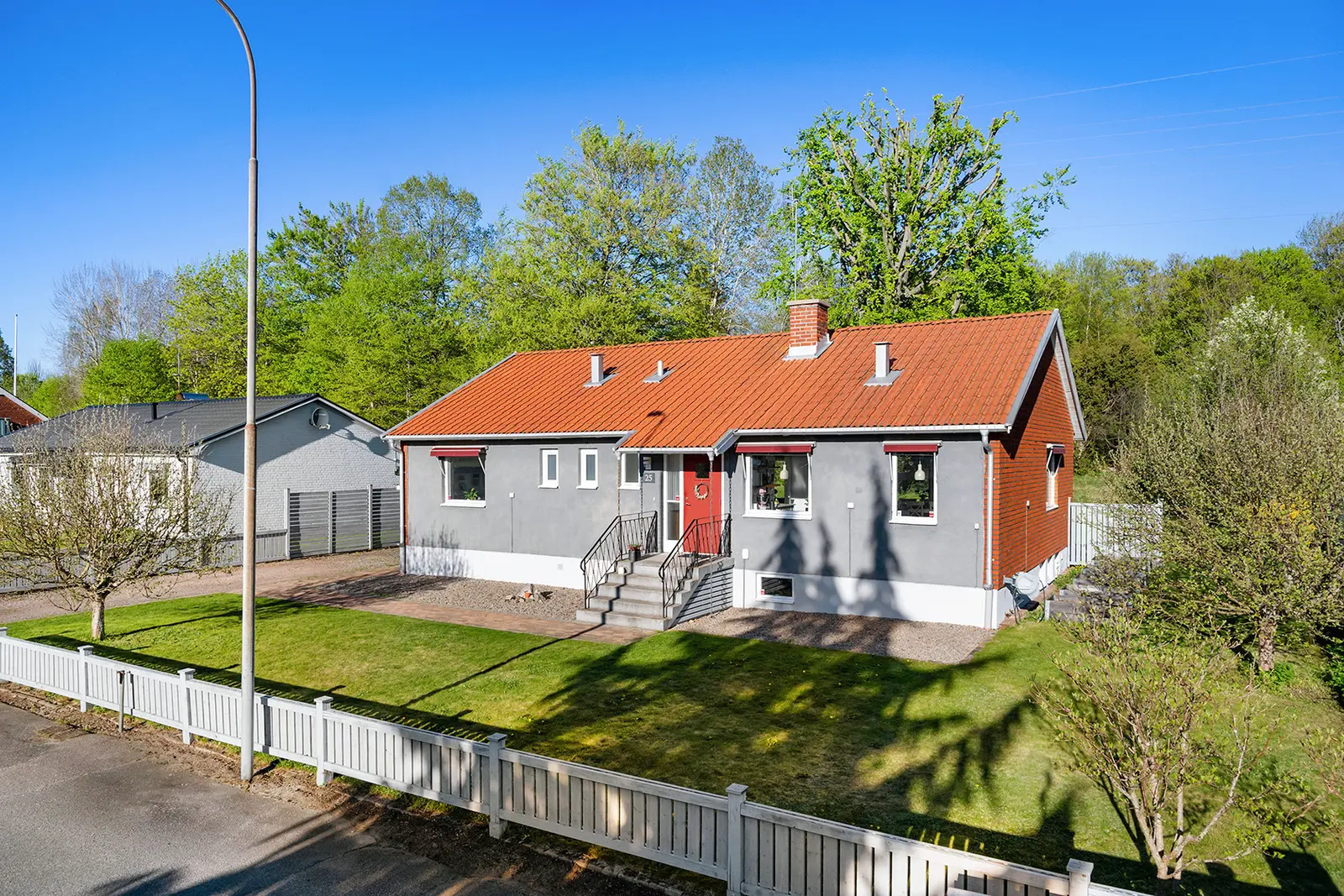 Villa, Radhusvägen 25, Älmhult. Bild 1 av 5