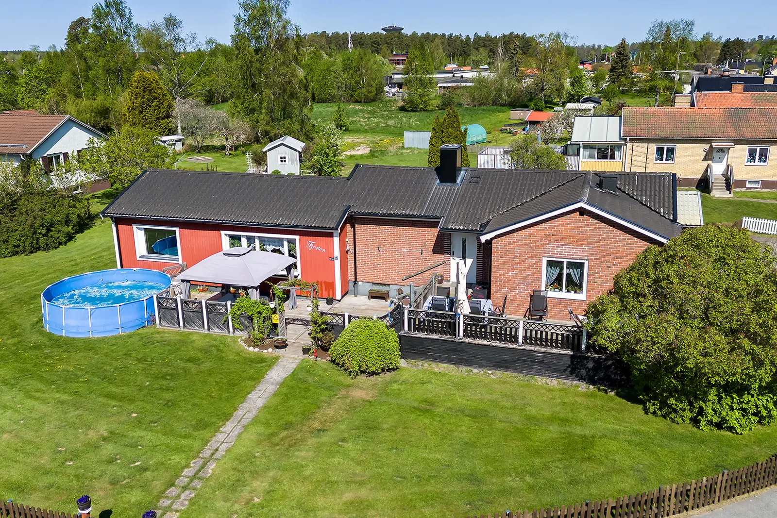 Villa, Arvid Rödings väg 14, Laxå. Bild 1 av 5