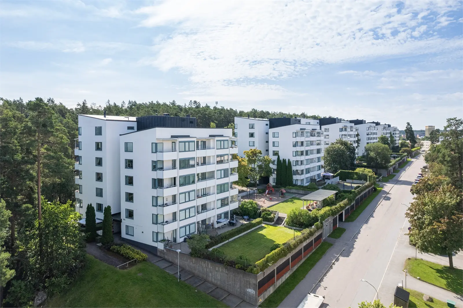Bild 1 av 5 på Holmvägen 3