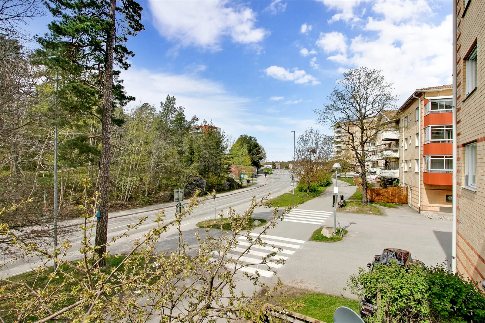 Lägenhet, Tre källors väg 15, 1tr. Bild 1 av 5