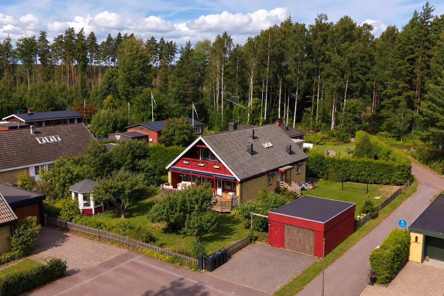 Villa, Finnbackagatan 19, Karlstad. Bild 1 av 20