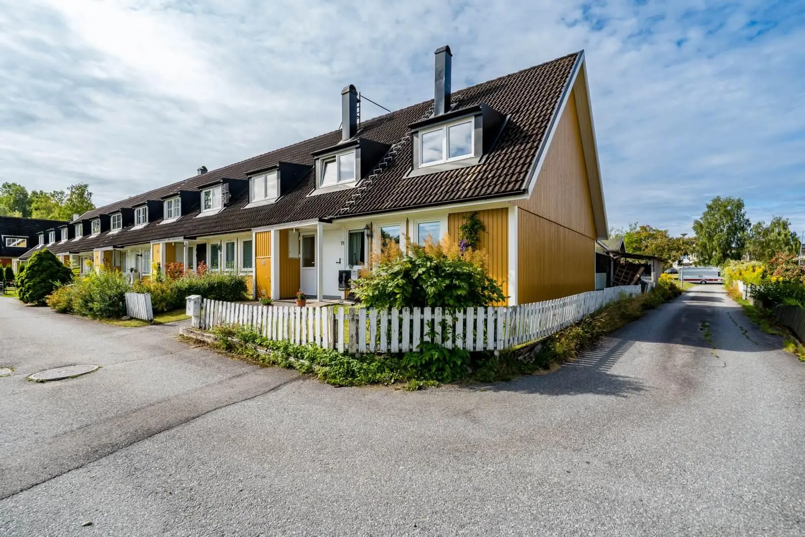 Bild 1 av 40 på Svarvarbacken 11