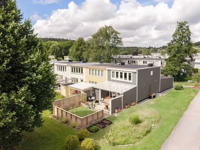Par-/radhus, Södra Stommen 17. Bild 1 av 20