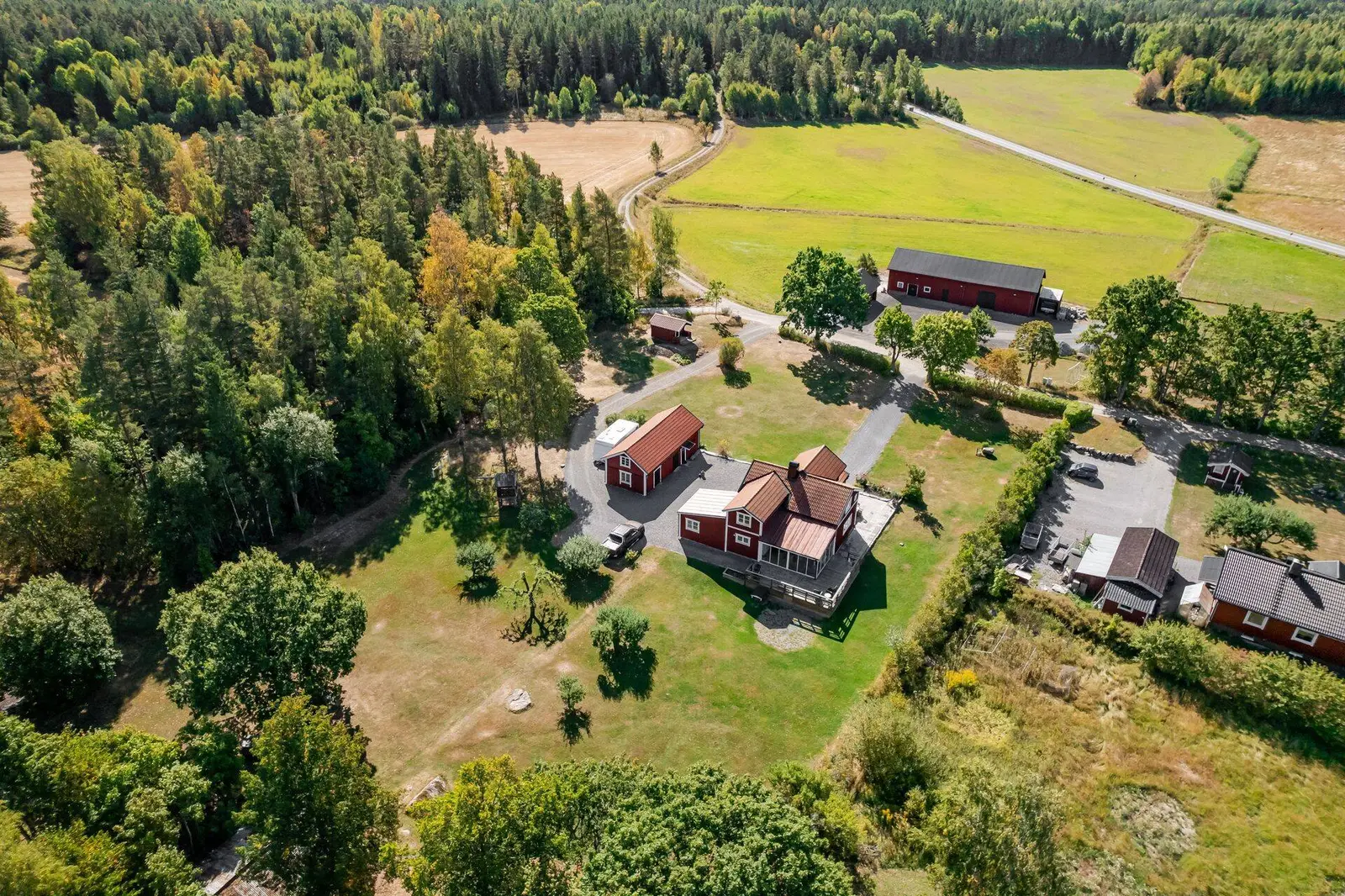 Gård, Kälbro 17, Eskilstuna. Bild 1 av 20