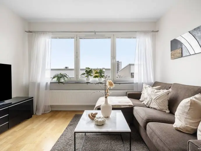 Lägenhet, Lomvägen 61. Bild 1 av 20