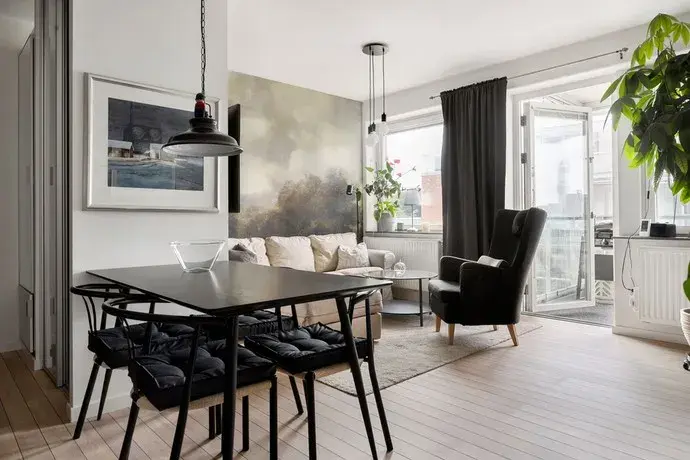 Image 1 of 24 of Monsungatan 32