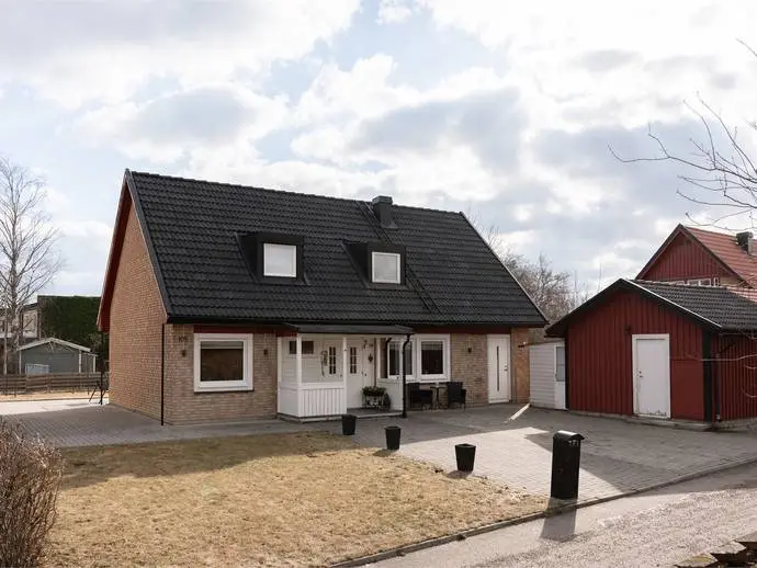Villa, SKÄLBYGATAN 105, Västerås. Bild 1 av 20