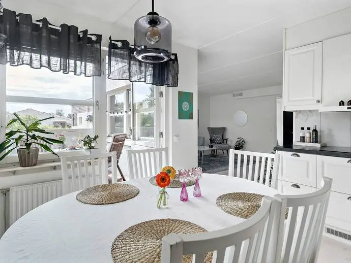 Lägenhet, Tallåsvägen 308. Bild 1 av 16