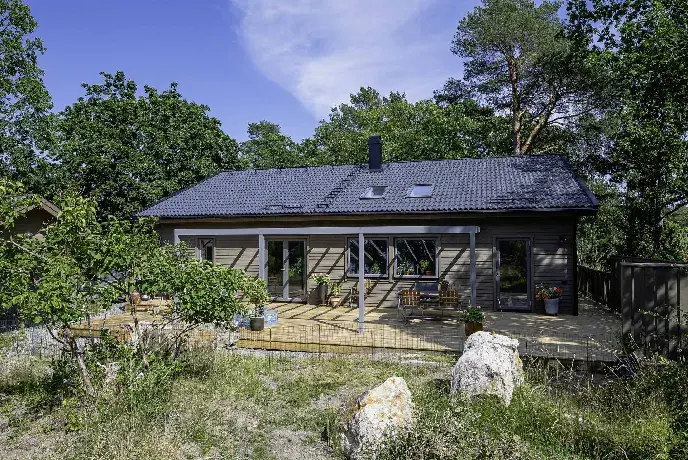 Image 1 of 16 of Rävuddsvägen 9