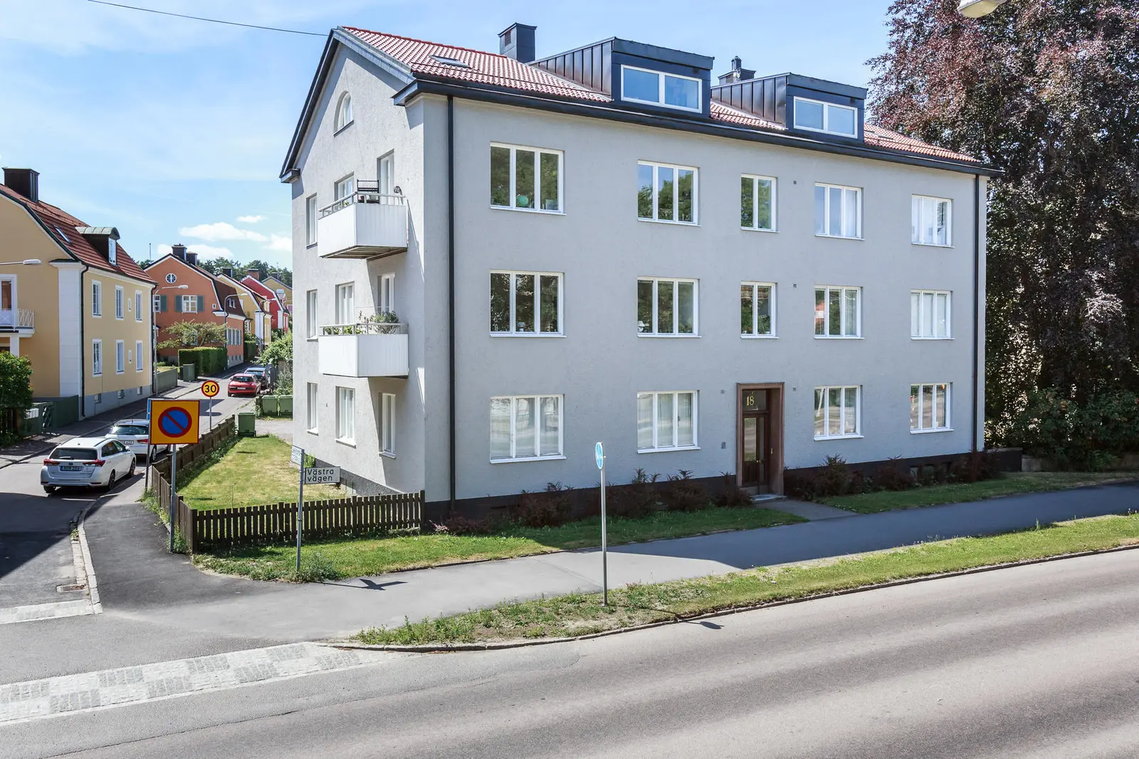 Image 1 of 19 of Västra Vägen 18