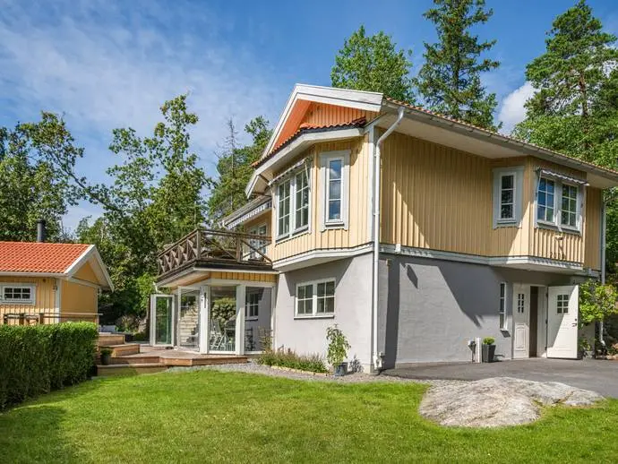 Villa, Rödstjärtvägen 1. Bild 1 av 20