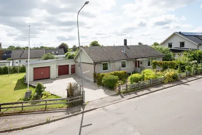 Villa, Norra Kungsvägen 82, Tidaholm. Bild 1 av 40