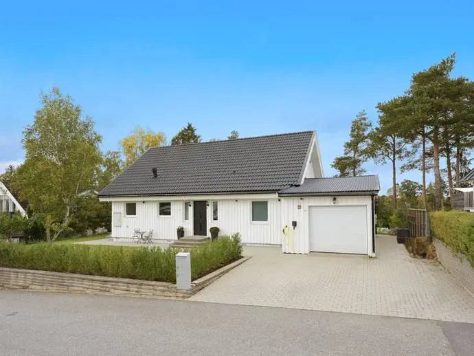 Bild 1 av 18 på Skiftesvägen 13