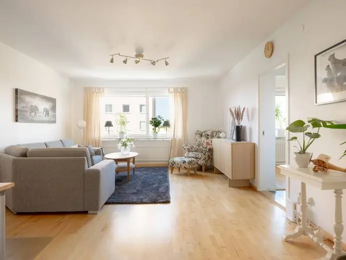 Lägenhet, Lodvägen 12. Bild 1 av 20