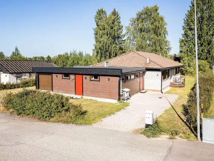 Image 1 of 20 of Hasselvägen 8