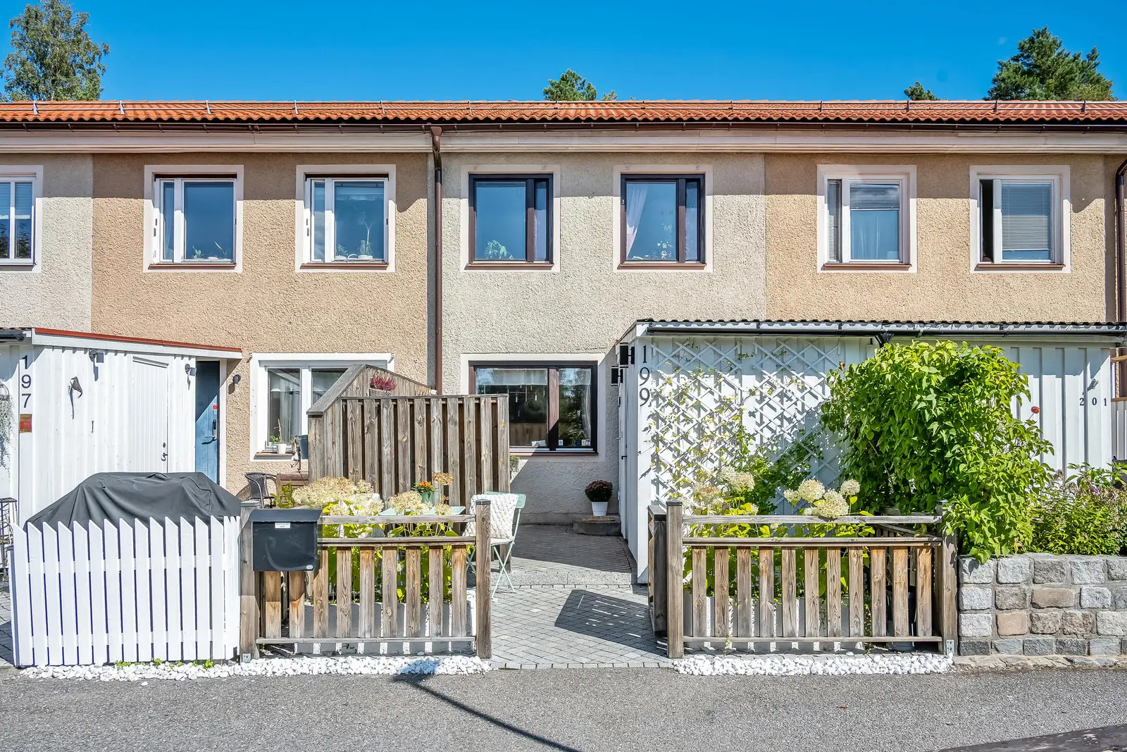 Par-/radhus, Rapsodivägen 199. Bild 1 av 20