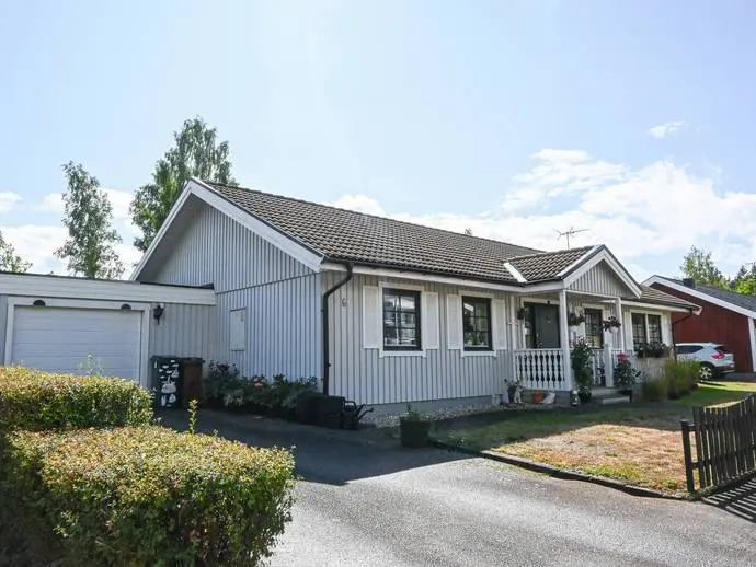 Bild 1 av 20 på Björnbärsvägen 6