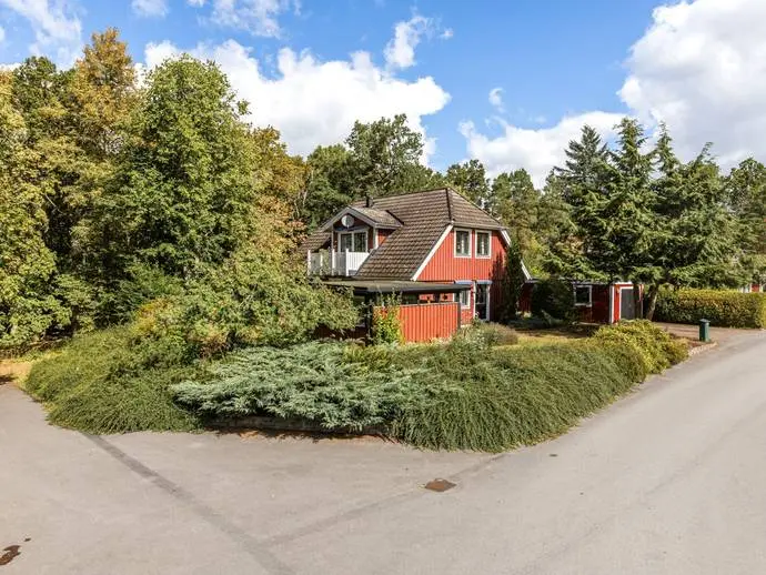 Villa, Skogvaktarevägen 17. Bild 1 av 20