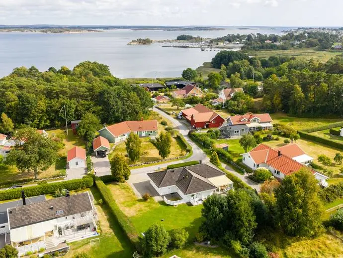 Villa, Kobbaviksvägen 12. Bild 1 av 20