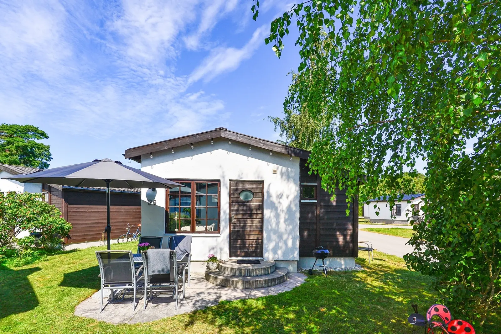 Lägenhet, Sanda Stora varbos 840, stuga 29. Bild 1 av 26