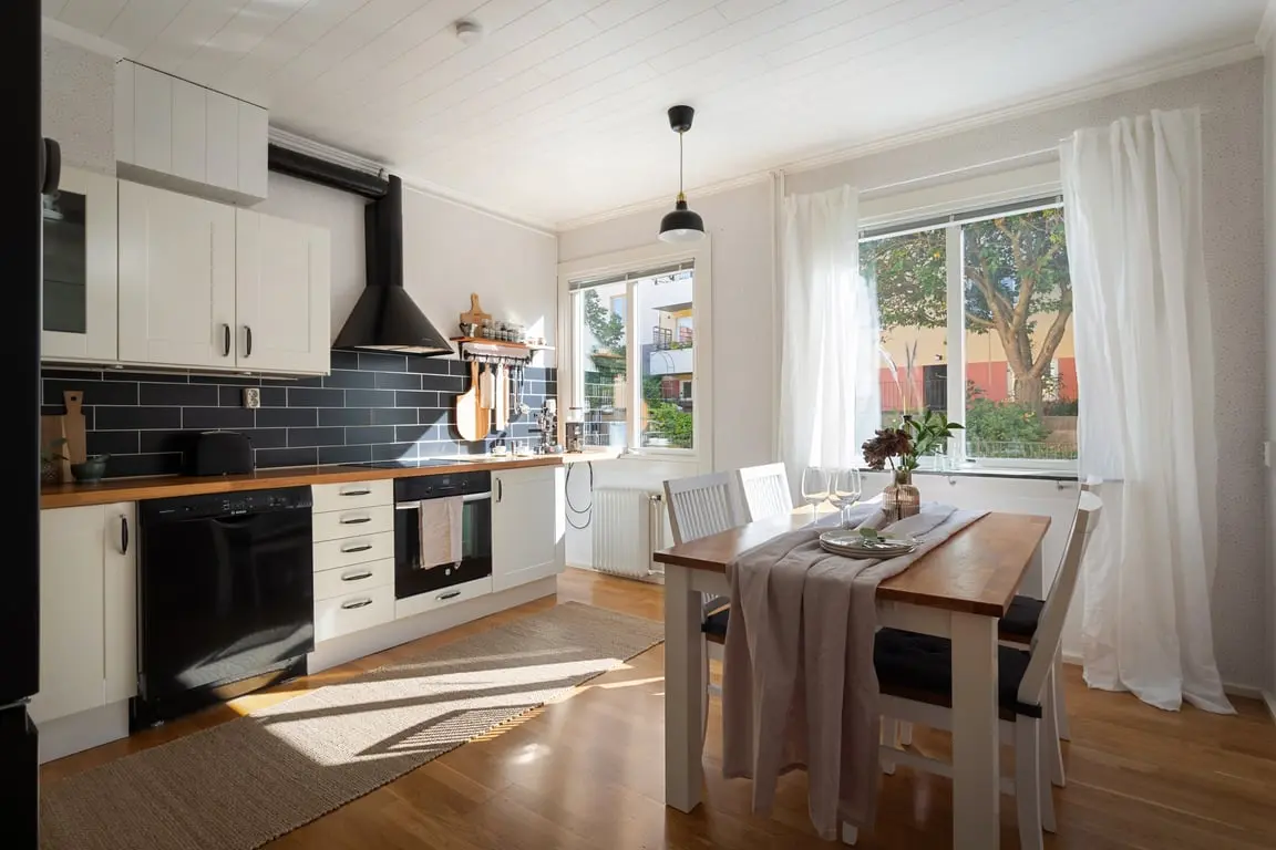 Image 1 of 23 of Persgatan 8C
