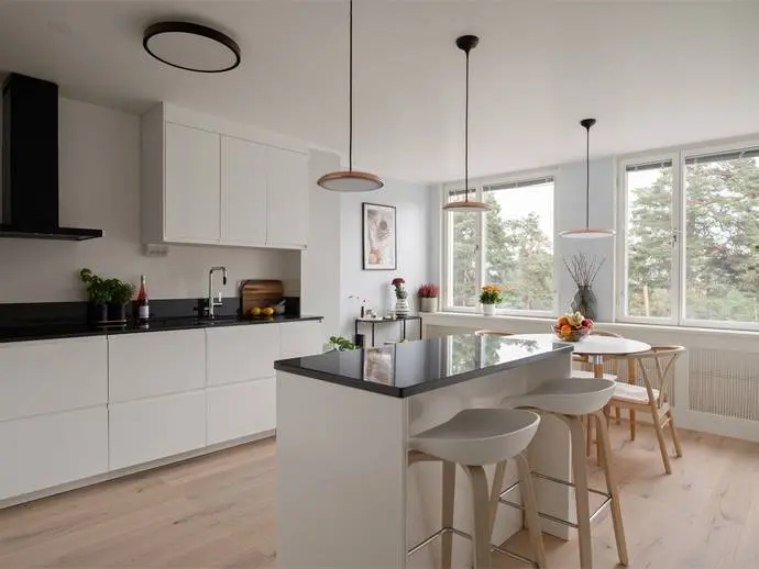 Lägenhet, Mörbyhöjden 18. Bild 1 av 20