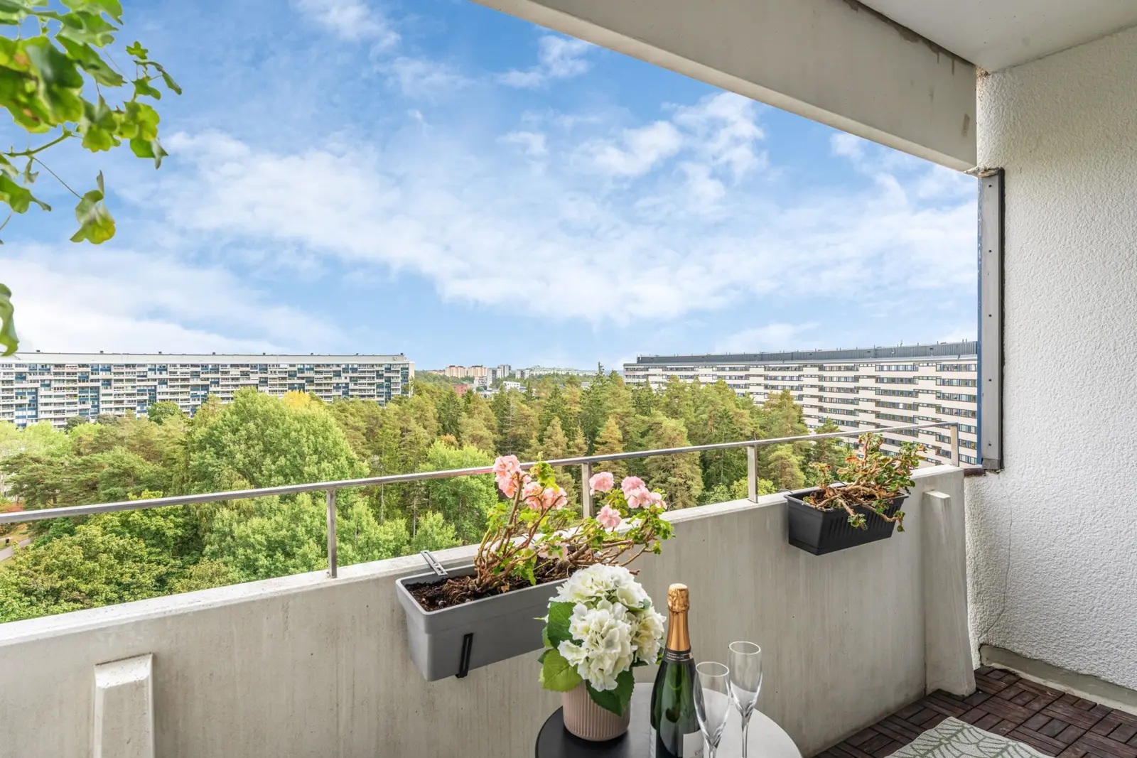 Lägenhet, Kometvägen 23, högst upp, Täby. Bild 1 av 39