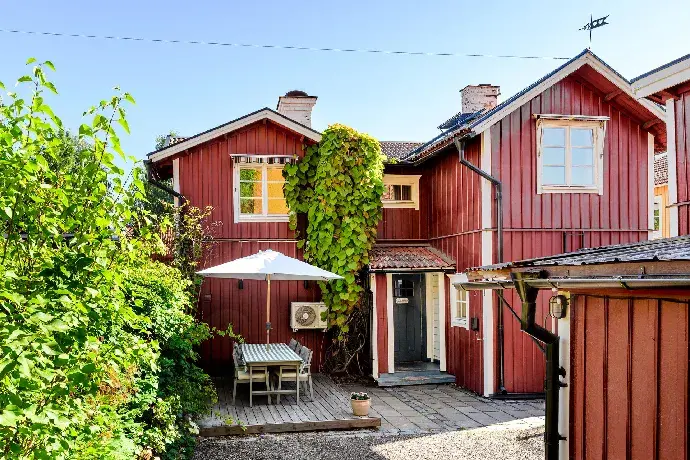 Image 1 of 39 of Rostvändaregatan