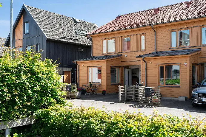 Image 1 of 30 of Bärnstensvägen