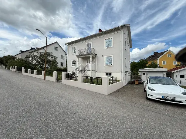 Image 1 of 40 of Roseniigatan