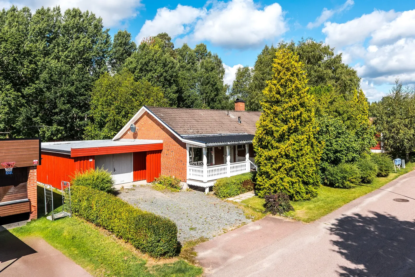 Bild 1 av 20 på Klövervägen 8