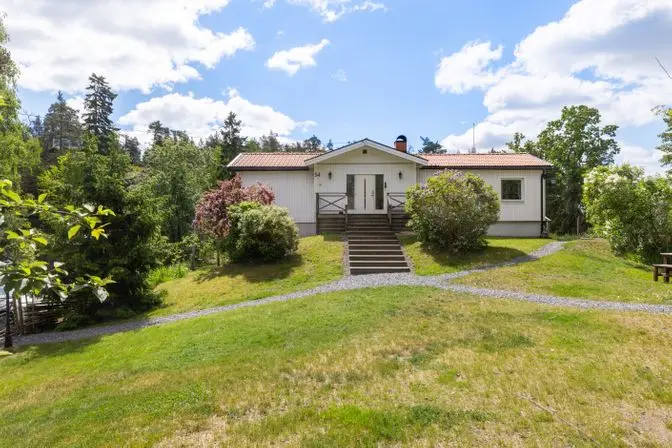 Villa, Breviksvägen 54, Tyresö. Bild 1 av 35