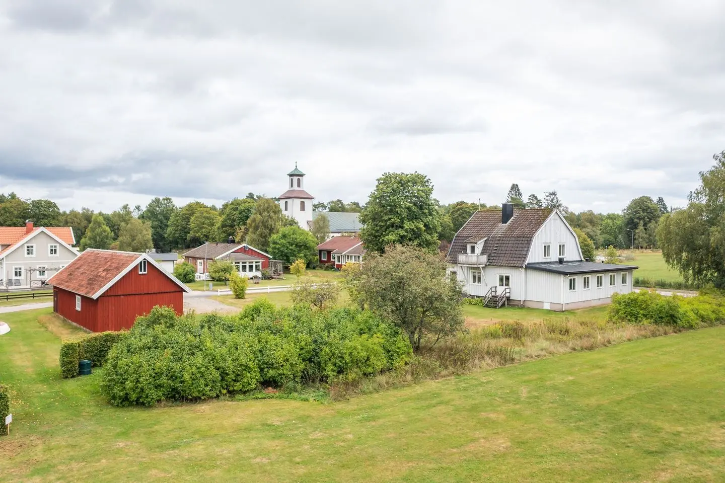 Villa, Kyrkbyn Klockaregården 1, Svenljunga. Bild 1 av 42