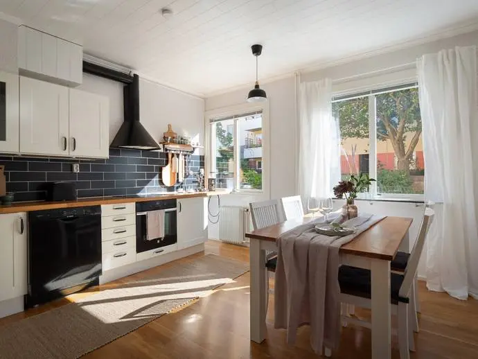 Image 1 of 20 of Persgatan 8C