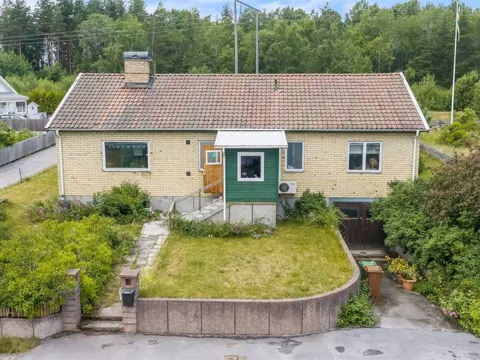 Villa, Erstaviksvägen 9A. Bild 1 av 20
