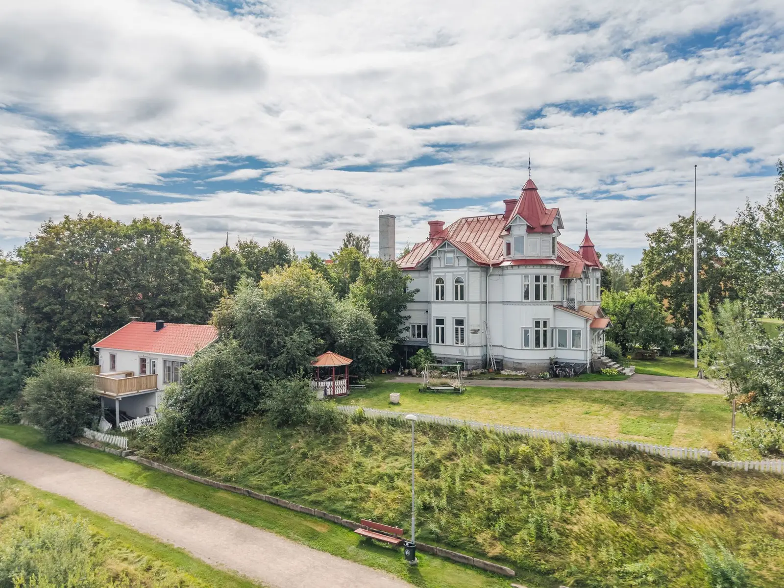 Villa, Skolallén 5, Bollnäs. Bild 1 av 40