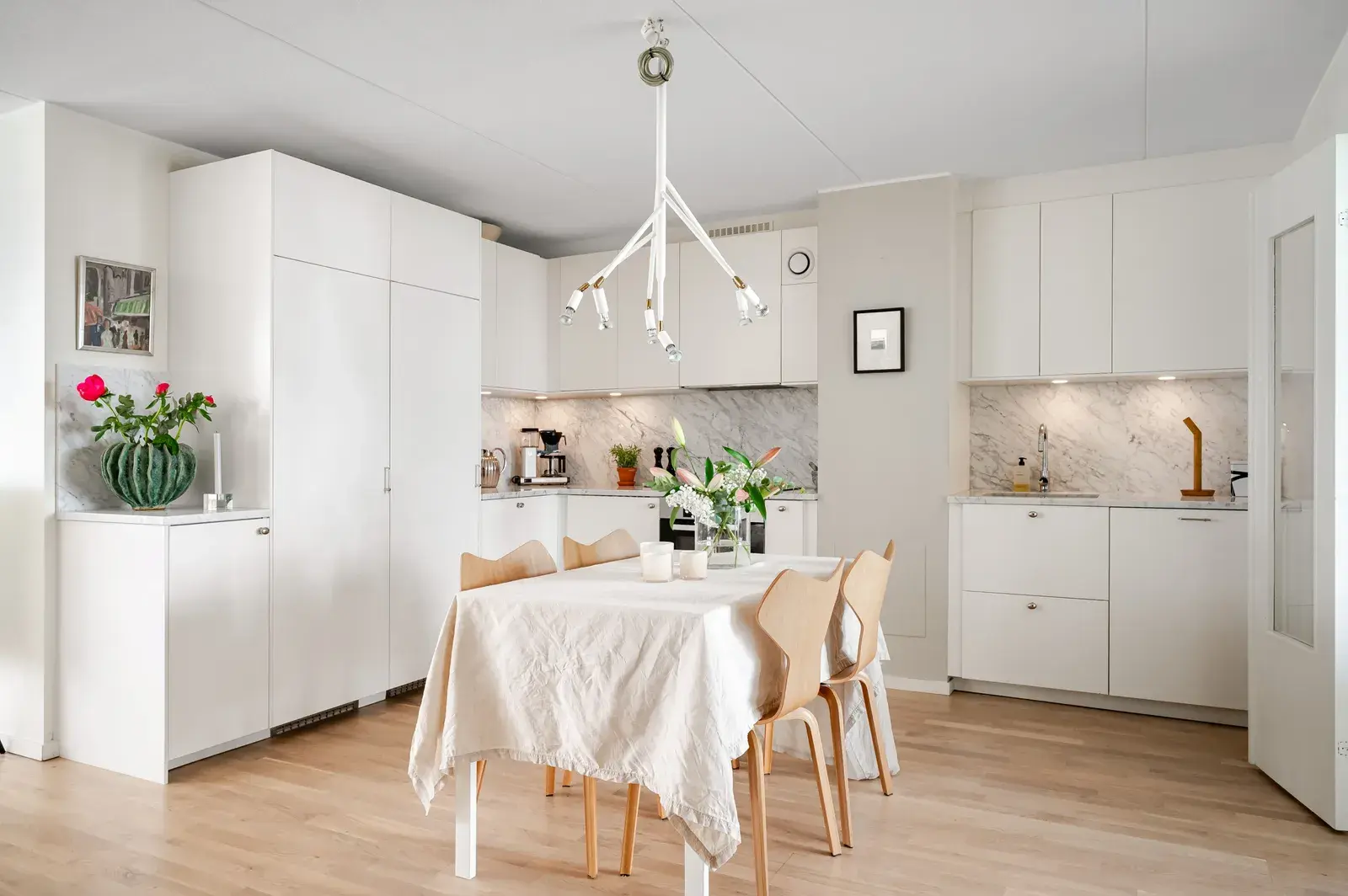 Lägenhet, Jungfrugatan 70, Stockholm. Bild 1 av 23