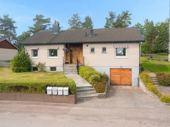 Bild 1 av 20 på Björnbärsvägen 6
