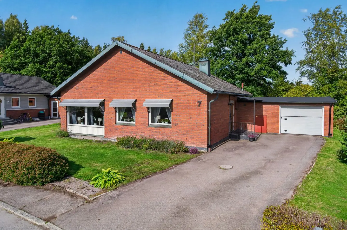 Villa, Krusbärsvägen 7, Karlskoga. Bild 1 av 14