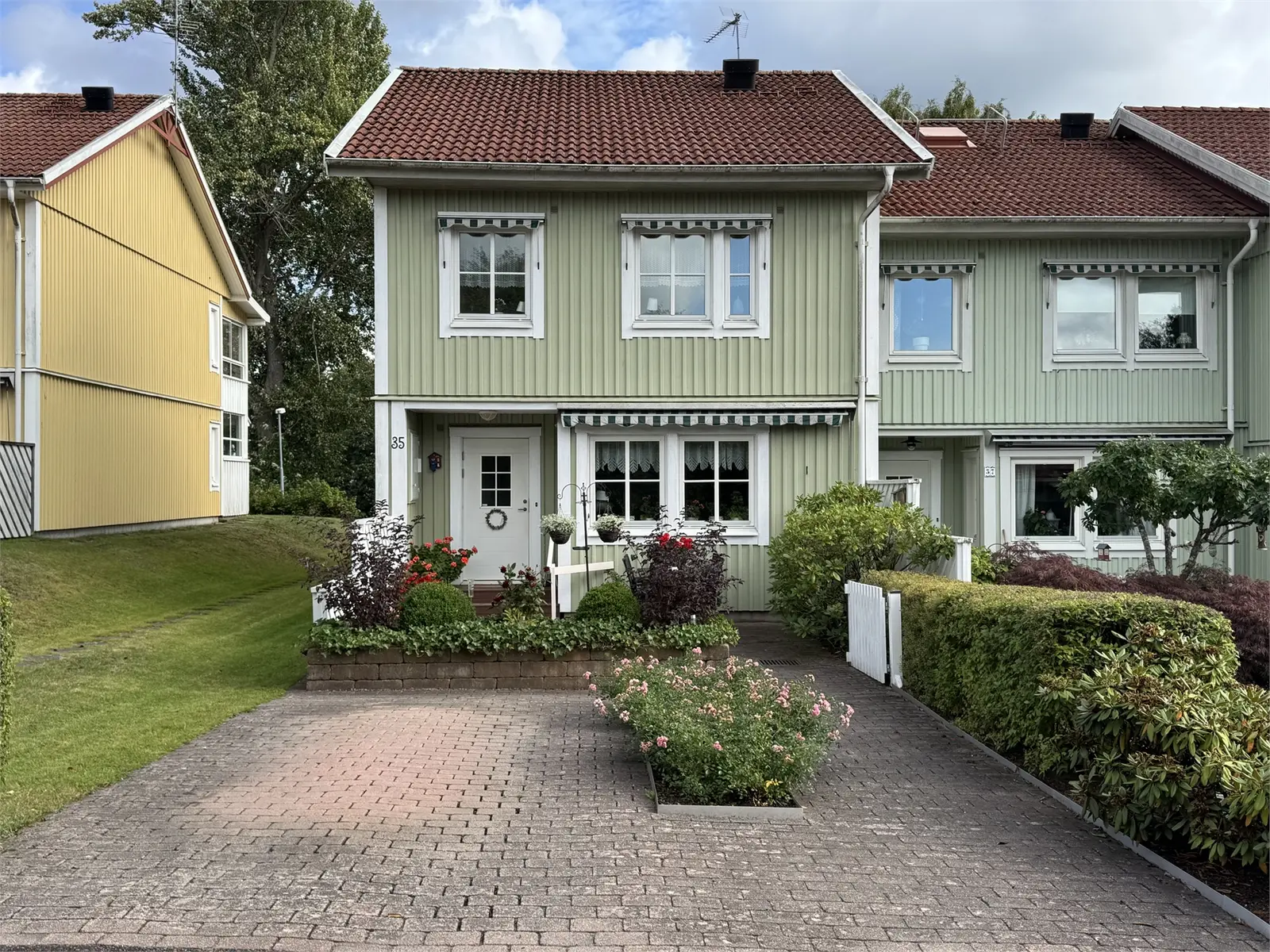 Image 1 of 9 of Villagatan 35