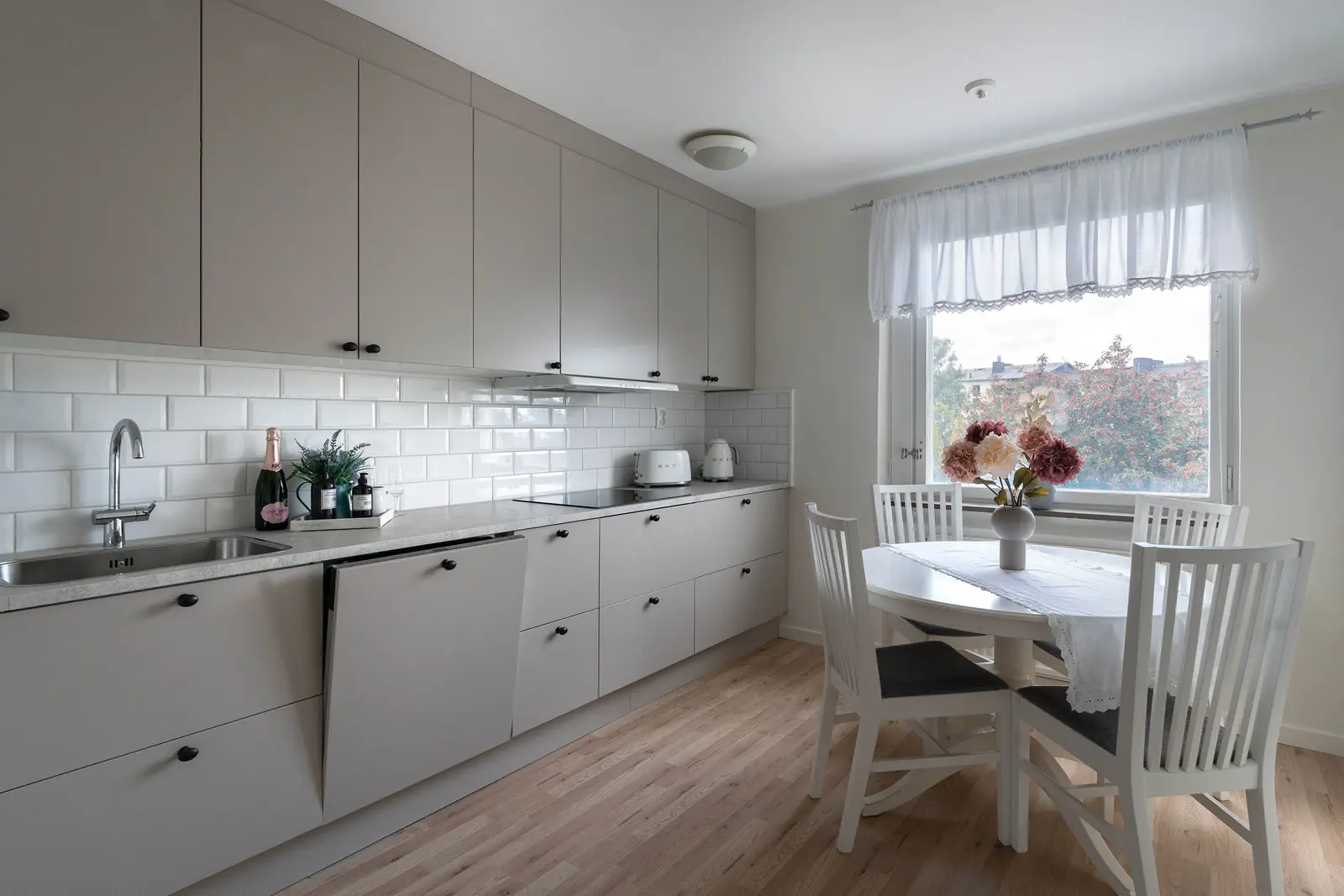Lägenhet, Tullingebergsvägen 44, Botkyrka. Bild 1 av 15