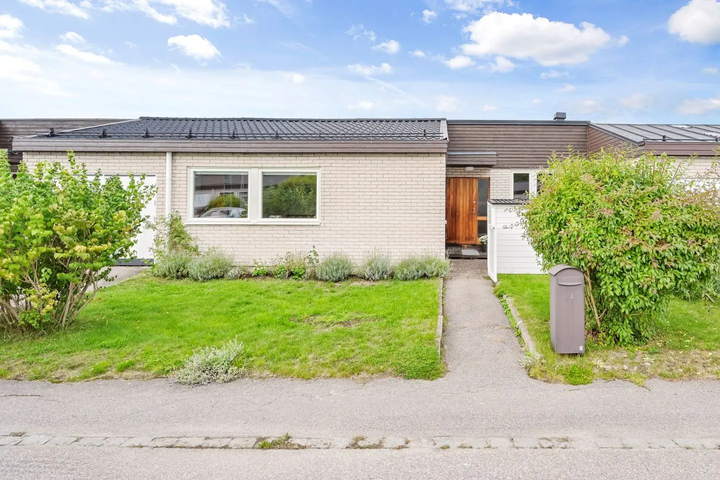 Image 1 of 37 of Kårstagränd 21
