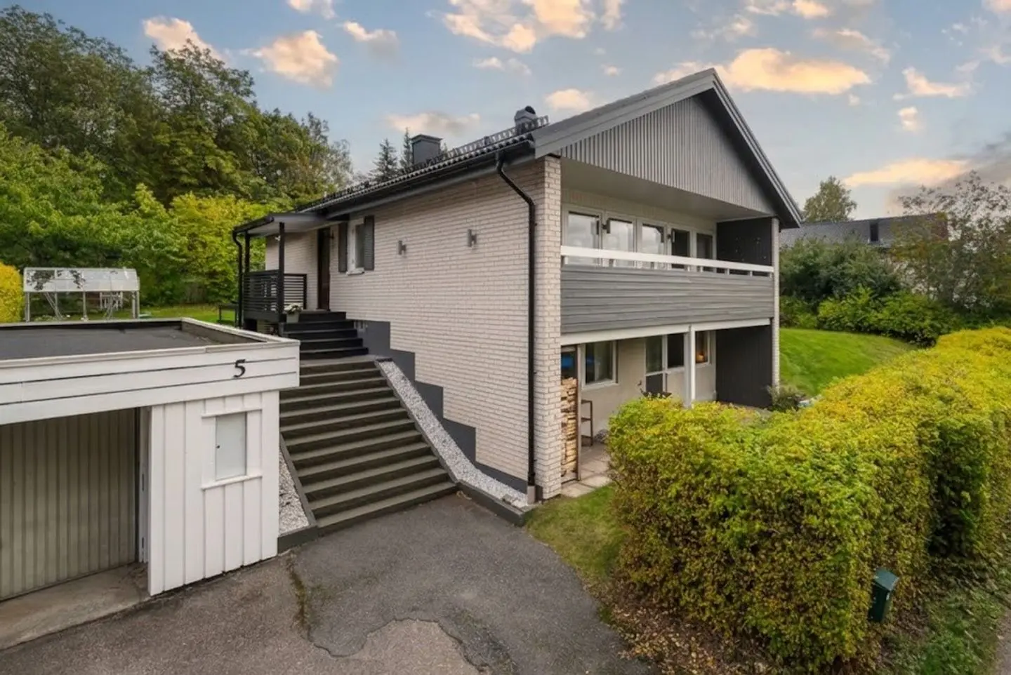 Image 1 of 42 of Gästrikevägen 5