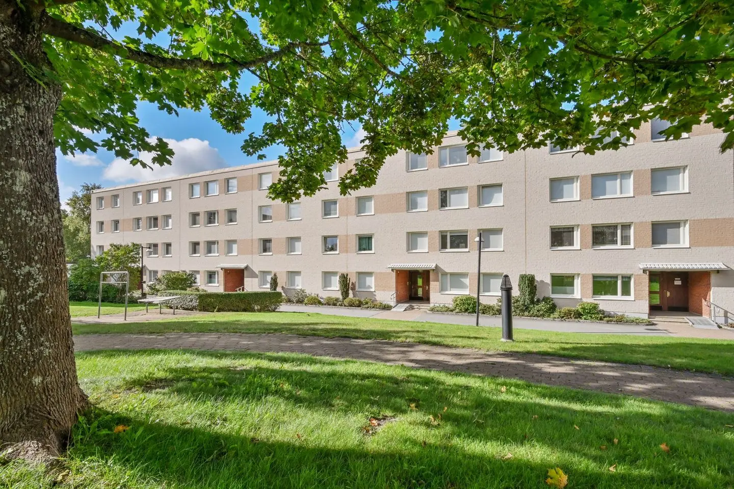 Lägenhet, Husarvägen 17, Upplands Väsby. Bild 1 av 20
