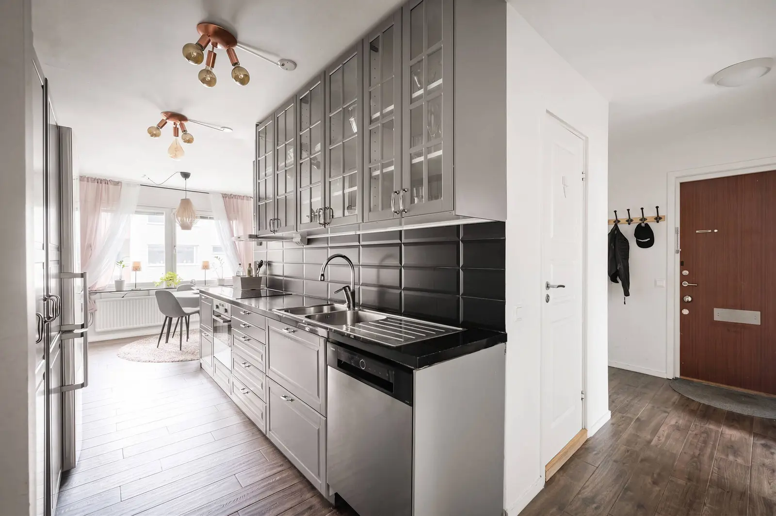 Lägenhet, Hallonvägen 48, 1tr, Kungsängen. Bild 1 av 19