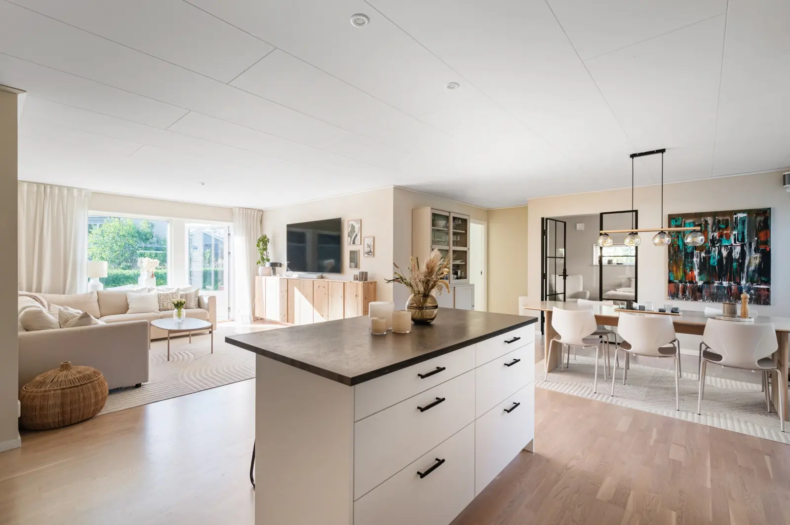 Villa, Tibble Skogsväg 44, Upplands-Bro. Bild 1 av 38