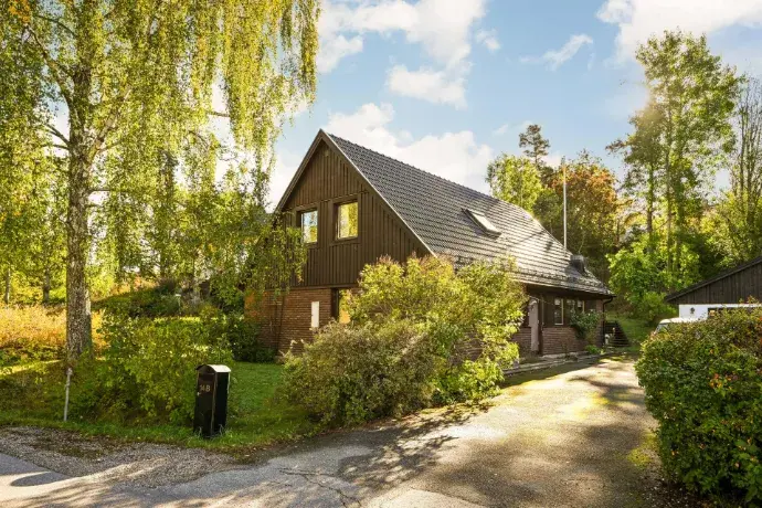 House, Drottningvägen, Huddinge. Photo 1 of 20